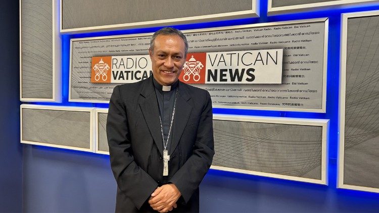 Bischof Lizardo Estrada Errera im Studio von Radio Vatikan