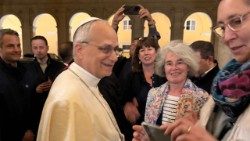Papa Leone XIV nel cortile interno del Palazzo del Sant'Uffizio
