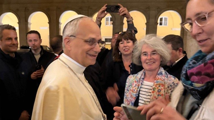Papa Leone XIV nel cortile interno del Palazzo del Sant'Uffizio