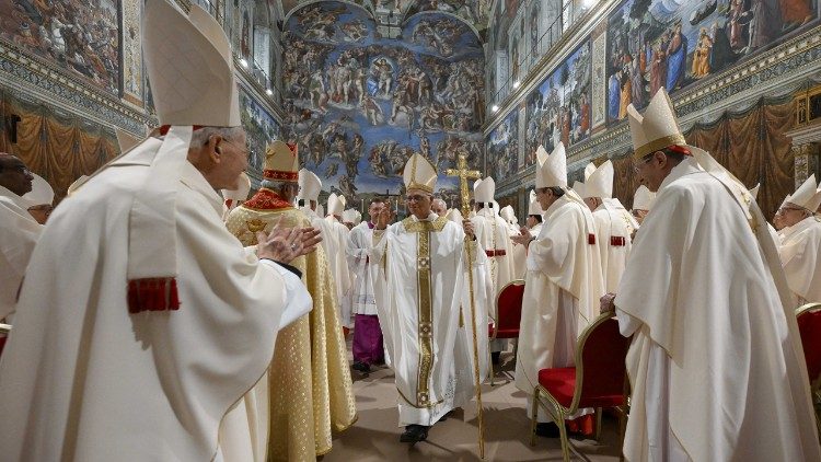 Il saluto dei cardinali a Papa Leone XIV al termine della Messa nella Cappella Sistina