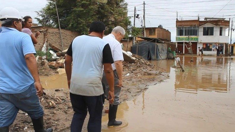 Il vescovo della diocesi di Chiclayo Prevost nelle zone alluvionate da El Niño nel 2023