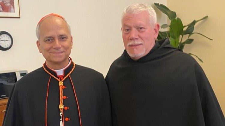 Le cardinal américain Robert Francis Prevost, élu Pape le 8 mai dernier, en compagnie du père Anthony Pizzo, prieur provincial des Augustins pour le Midwest, basé à Chicago.