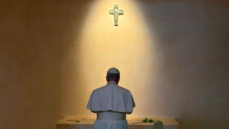 Լեւոն ԺԴ-ին աղօթքը Ֆրանչիսկոս Պապի շիրիմին առջեւ