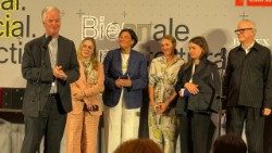 L'arcivescovo Tighe, (Dicastero per la Cultura e l'Educazione) ritira la menzione speciale per  il Padiglione "Opera aperta" alla Biennale Architettura di Venezia