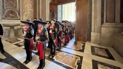 Музыканты праходзяць праз Святую Браму ватыканскай базілікі