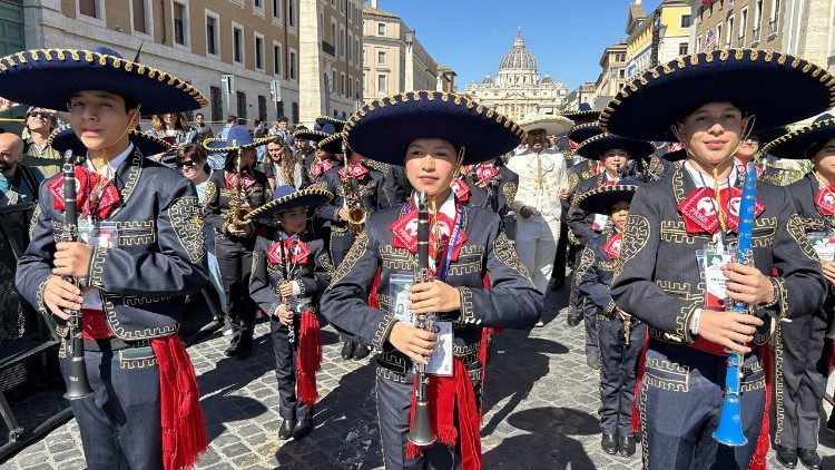 Jóvenes pertenecientes a la "Banda de Marcha Panteras Rebolledo" de Coapetec, México