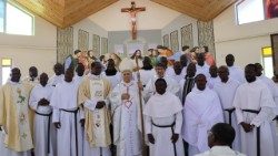 Le Pape Léon XIV lors de l'une de ses visites en Afrique en tant que cardinal préfet du dicastère pour les Évêques.