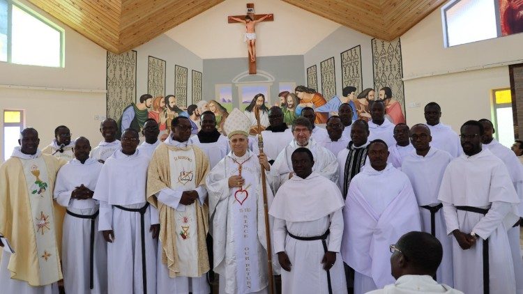Le Pape Léon XIV lors de l'une de ses visites en Afrique en tant que cardinal préfet du dicastère pour les Évêques.