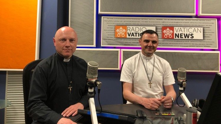 Padre Serhiy Zakharchenko (sq.) ao lado de padre Oleksandr Zelinsky (dir.) no Estúdio 9 da Rádio Vaticano