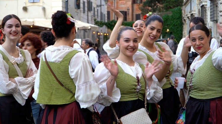 Artistas en trajes de época.