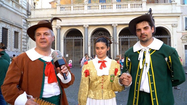 El grupo Firlinfeu, desde las orillas del lago de Como