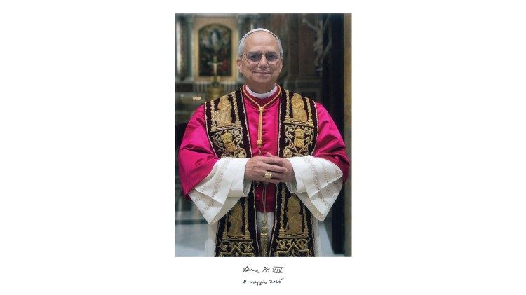 Ảnh chính thức của Đức Giáo Hoàng Lêô XIV