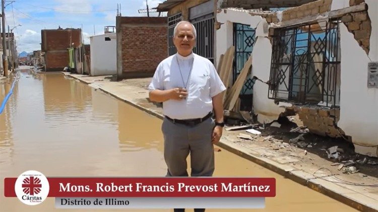 L'allora vescovo Prevost durante le alluvioni in Perù del 2023. (fonte: Facebook Caritas Perù)