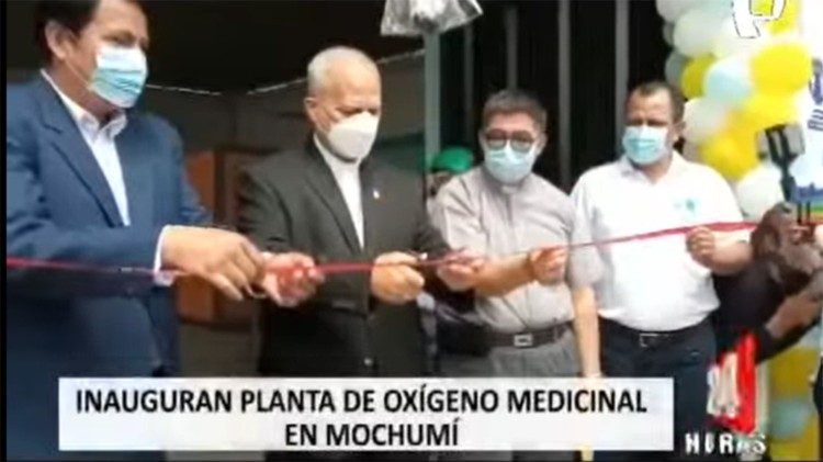 Il vescovo Prevost inaugura macchinari sanitari durante la pandemia di covid a Mochumí (fonte: Caritas Perù Facebook)
