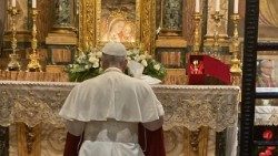 El Papa en oración ante la imagen de la Madre del Buen Consejo