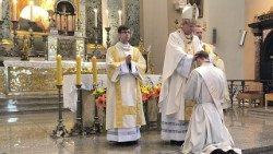 Arkivysk. G. Grušas suteikė kunigystės šventimus Martynui Kandratavičiui 