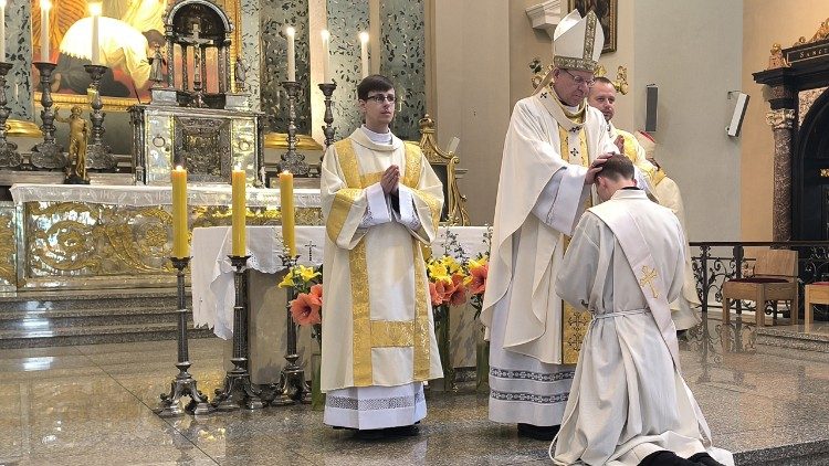 Arkivysk. G. Grušas suteikė kunigystės šventimus Martynui Kandratavičiui 