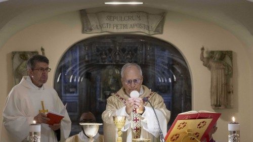 Papst feiert Messe in vatikanischen Grotten