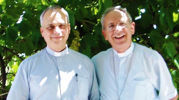 El entonces Prior Robert Prevost y Mons. Aranguren, en la Diócesis de Holguín, en Cuba (2008)