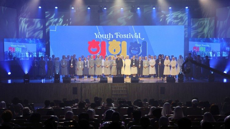 Religious sisters take the stage during the “Hee Hee Hee” Youth Festival in Seoul, engaging thousands of young participants with songs, testimonies, and performances celebrating consecrated life. Photo: