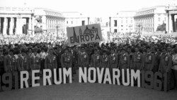 Zum 70. Jahrestag von RERUM NOVARUM 1961 auf dem Petersplatz
