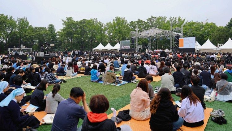 Thousands of participants gather on the lawn for an outdoor liturgy during the “Hee Hee Hee” Youth Festival in Seoul, marking Vocations Sunday with prayer, music, and reflection. Photo: