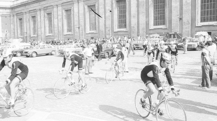 Der Start des Radrennens 1974 im Vatikan