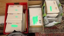 Freunde von Radio Vatikan - Versand der Sterbebildchen von Papst Franziskus 