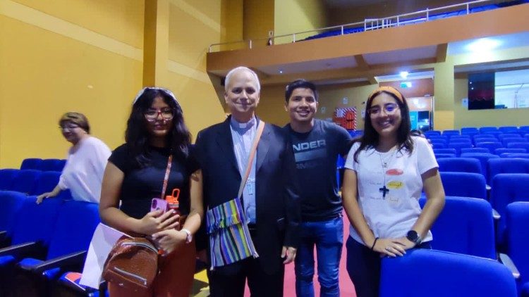 Papst Leo mit Jugendlichen aus Peru