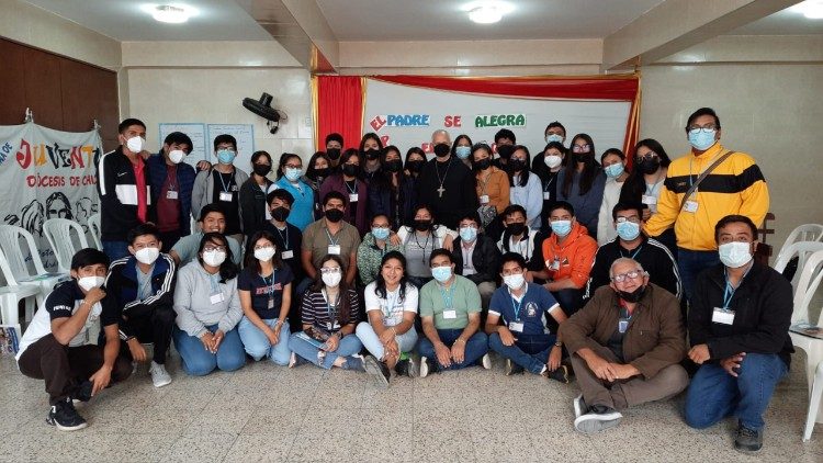 Monseñor Robert Francis Prevost con los jóvenes en Chiclayo, Perú.