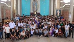 Monseñor Robert Francis Prevost con los jóvenes en Chiclayo, Perú.
