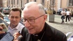 Kardinal Parolin im Gespräch mit Journalisten