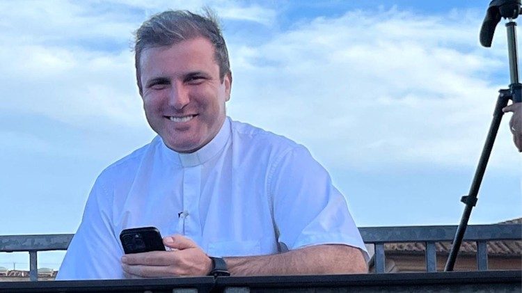 Pe. Elton em espaço reservado para os jornalistas no alto da Colunata de Bernini