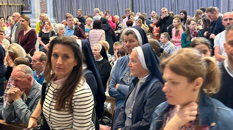 Uczestnicy Mszy św. przy grobie św. Jana Pawła II