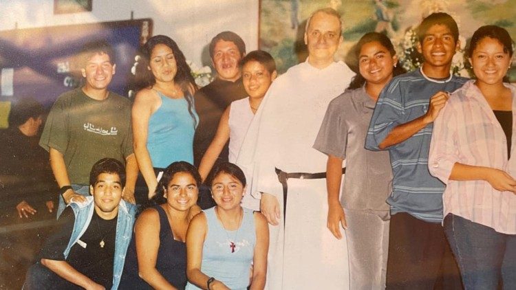 O então pároco Prevost com os jovens da paróquia da Arquidiocese de Trujillo, no Peru (Vatican Media)