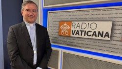 Cardenal Aguiar en el estudio de Radio Vaticana - Vatican News