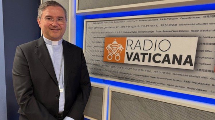 Cardenal Aguiar en el estudio de Radio Vaticana - Vatican News