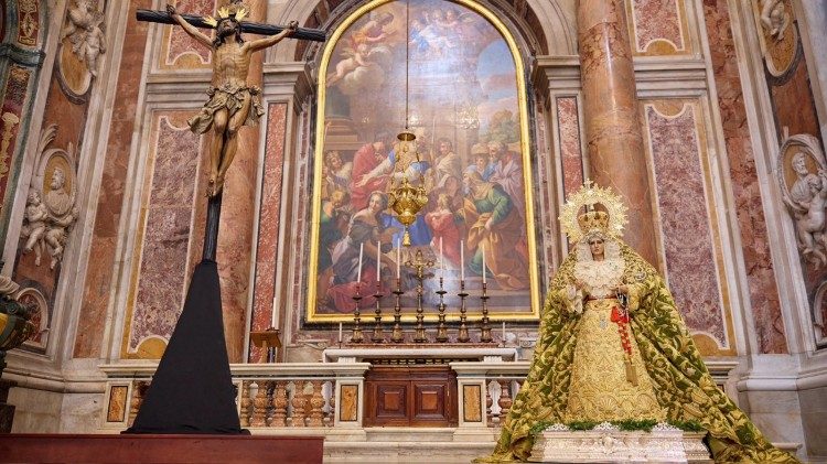 Las imágenes de “El Cachorro” de Sevilla y María Santísima de la Esperanza de Málaga están expuestas en la capilla San Pío X de la Basílica de San Pedro para el Jubileo de las Cofradías (16-18 de mayo).
