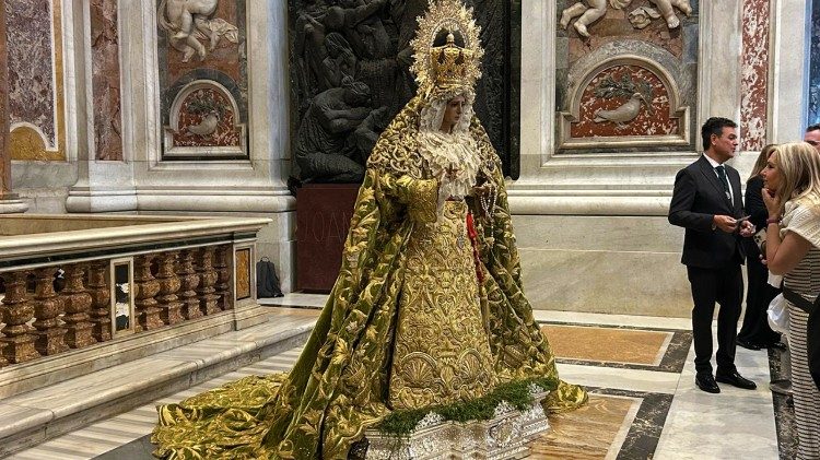 Las imágenes de “El Cachorro” de Sevilla y María Santísima de la Esperanza de Málaga están expuestas en la capilla San Pío X de la Basílica de San Pedro para el Jubileo de las Cofradías (16-18 de mayo).