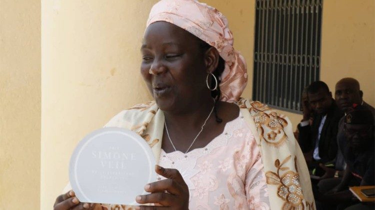  Aïssa Doumara Ngatansou, présentant son prix.