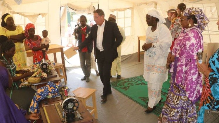 Aïssa Doumara Ngatansou et l'ambassadeur de France au Cameroun dans un centre d'accueil pour les femmes victimes de violences.
