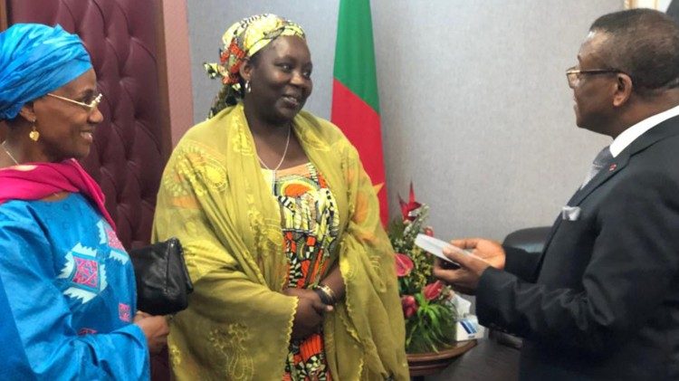 Aïssa Doumara Ngatansou présentant son prix Simone-Veil aux autorités camerounaises.