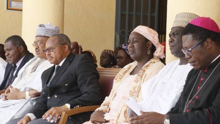 Aïssa Doumara Ngatansou, félicitée par les autorités administratives et religieuses de l'Extrême-Nord au Cameroun le 8 avril 2019.