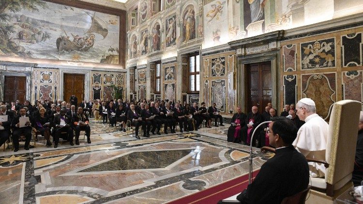 Le&oacute; p&aacute;pa elmondja besz&eacute;d&eacute;t