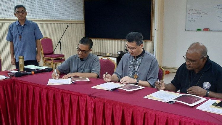 Archbishop Julian Leow signs the Ecological Diocese pledge 