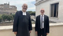 De izquierda a derecha: el Hno. Martín Digilio Consejero General y el Hno. Carlos Gómez, Vicario General de los Hermanos de las Escuelas Cristianas   