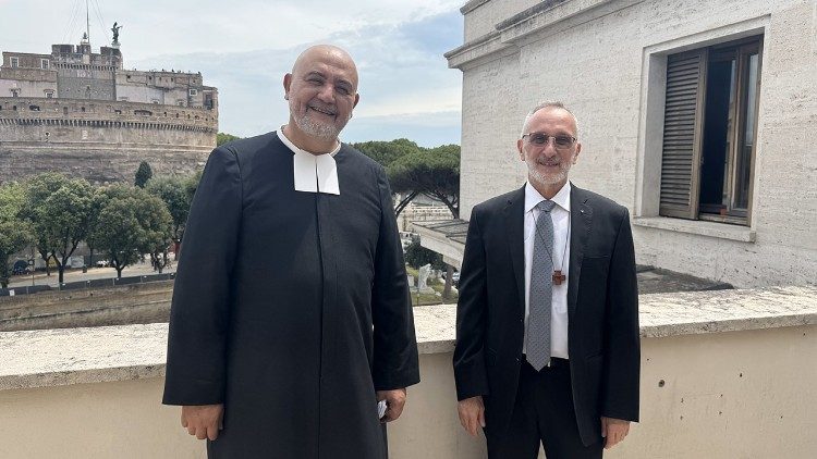 De izquierda a derecha: el Hno. Martín Digilio Consejero General y el Hno. Carlos Gómez, Vicario General de los Hermanos de las Escuelas Cristianas   