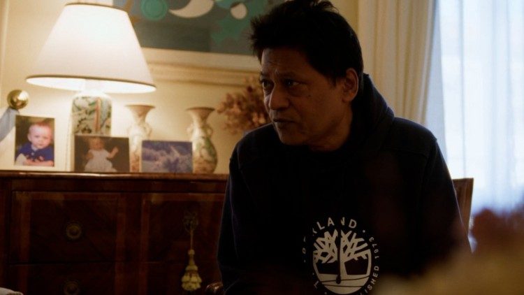 O documentário conta sobre a conversão do mordomo que trabalha na casa de Carlo