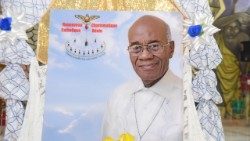 La photo du frère Jean Pliya exposée au pied de l'autel de la Paroisse Saint-Michel de Cotonou