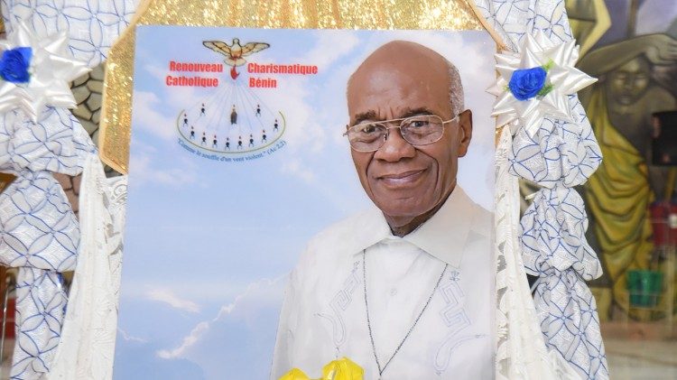 La photo du frère Jean Pliya exposée au pied de l'autel de la Paroisse Saint-Michel de Cotonou